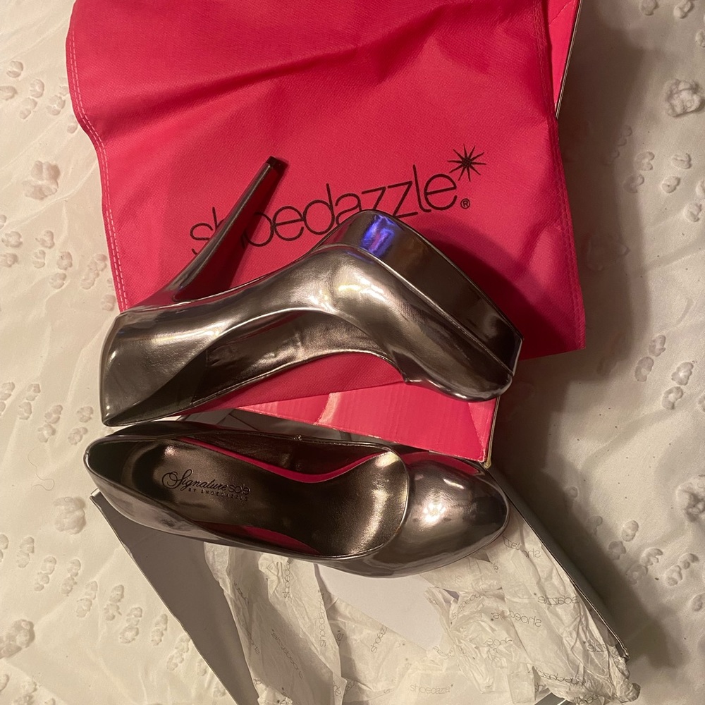 Shiny pewter colored high heel from shoedazzle 😍🥰 size 10 preowned